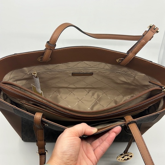 ✨NWT! Michael Kors Medium Walsh Tote in Brown Saffiano Leather. - Picture 9 of 11
